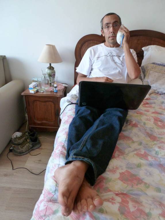 Trabalhando e fazendo gelo no rosto, na recuperação da cirurgia no maxilar, em Curitiba, no Paraná